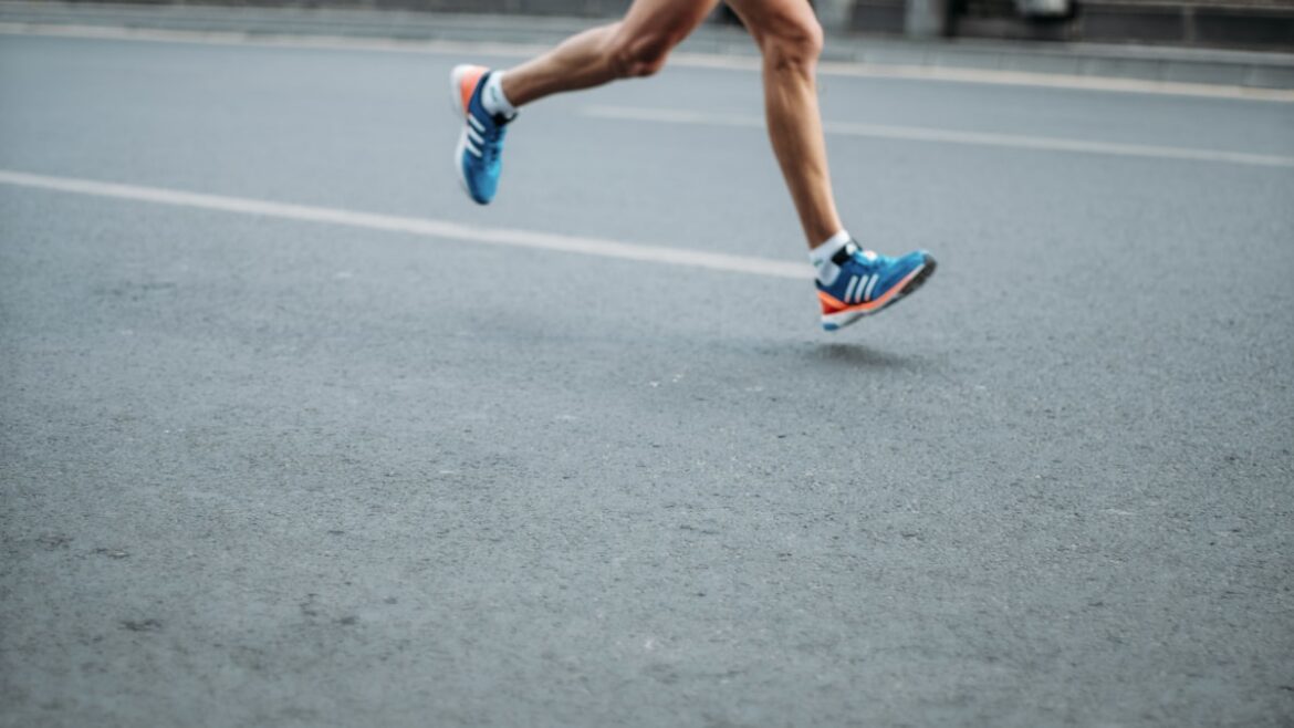 La Psicología del ‘Muro’ en la Maratón: Neurobiología del Km 32, Agotamiento de Glucógeno y Estrategias Mentales para Derribarlo
